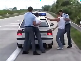 Preso se deja comer del policia