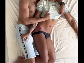 o pai da minha amiga foi dormir do meu lado, não resistiu e me comeu