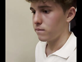 Twink con fimosis se masturba a escondidas en la comida familiar