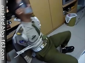 警察帅哥被绑痛苦挣扎