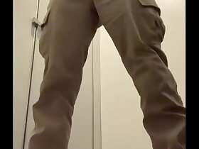 和式トイレで立ちオナ射精