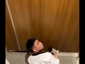 Quay lén nhóc sục cặc lén trong toilet