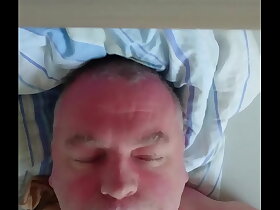 Das Gesicht von Nylonjunge beim Orgasmus