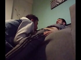 Mamada y cogida en el sofá.