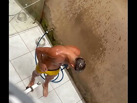 Novin dotado realiza fetiche de amigo em molhar cueca, mas foi filmado sem saber pelo amigo(COMPLETO NO RED)