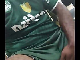 palmeirense excitado no ponto de ônibus