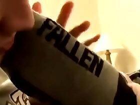 Hay jovencitos españoles esclavo lamiendo y oliendo los zapatos y calcetines y pies