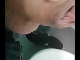 mise en forme de ma petite queue et un gros pipi dans un wc public